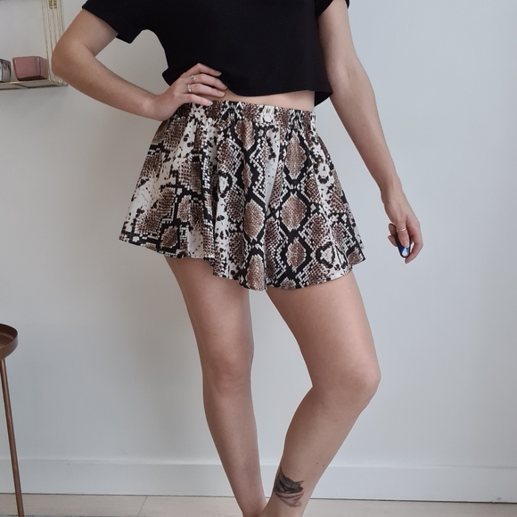 PrettyLittleThing shorts snakeskin print, flared, high waisted size 10. - Picture 6 of 15